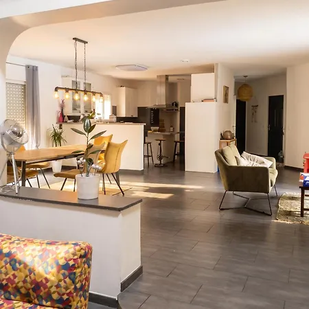 Villa Avec Piscine Privee A Montsoue, 190 M² Montsoue