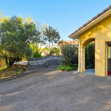 Villa Avec Piscine Privee A Montsoue, 190 M²